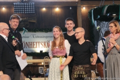 Trio Stierig gewinnt den Talentwettbewerb "Jetzt sing i" für die BR Brettlspitzen im Volkssängerzelt zur Schönheitskönigin auf der Oidn Wiesn in München am 5.10.2019