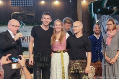 Trio Stierig gewinnt den Talentwettbewerb "Jetzt sing i" für die BR Brettlspitzen im Volkssängerzelt zur Schönheitskönigin auf der Oidn Wiesn in München am 5.10.2019