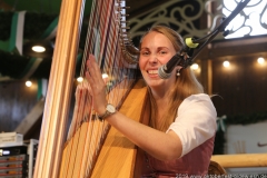 Trio Stierig gewinnt den Talentwettbewerb "Jetzt sing i" für die BR Brettlspitzen im Volkssängerzelt zur Schönheitskönigin auf der Oidn Wiesn in München am 5.10.2019