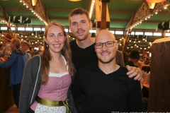 Trio Stierig gewinnt den Talentwettbewerb "Jetzt sing i" für die BR Brettlspitzen im Volkssängerzelt zur Schönheitskönigin auf der Oidn Wiesn in München am 5.10.2019