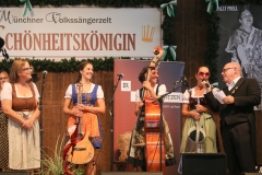 Auf d'Sait'n mit Jürgen Kirner (re.), Finale Nachwuchwettbewerb "Jetzt sing i" in der Schönheitskönigin auf der Oidn Wiesn am Oktoberfest in München 2018