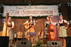 Auf d'Sait'n, Siegerinnen Nachwuchswettbewerb "Jetzt sing i" für die Brettlspitzen im BR Fernsehen  in der Schönheitskönigin auf der Oidn Wiesn am Oktoberfest in München 2018