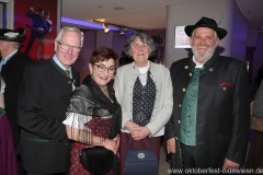 Toni und Christine Winklhofer (li.), Karl-Heinz und Christa Knoll (re.), Oide Wiesn Bürgerball im Deutschen Theater in München 2019