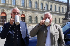 Bernd Döpke und Christian Schottenhamel (re.), Pressekonferenz WirtshausWiesn im Spatenhaus an der Oper in München 2022