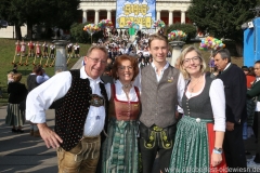 Alois Altmann (li.), Anneliese Haberl (2. von li.),  Antje Schneider (re.), Wiesn Platzkonzert mit allen Wiesnkapellen unter der Bavaria am Oktoberfest in München 2018