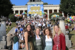Ramona Pongratz (li.), Arabella Pongratz (2. von re.), Wiesn Platzkonzert mit allen Wiesnkapellen unter der Bavaria am Oktoberfest in München 2018
