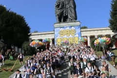 Wiesn Platzkonzert mit allen Wiesnkapellen unter der Bavaria am Oktoberfest in München 2018