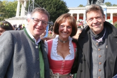 Bernhard und Frau mit Peter Reichert (re.), Wiesn Platzkonzert mit allen Wiesnkapellen unter der Bavaria am Oktoberfest in München 2018