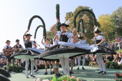Jugendtanzgruppe Chiemgauer München, Wiesn Platzkonzert mit allen Wiesnkapellen unter der Bavaria am Oktoberfest in München 2018