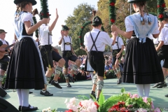 Jugendtanzgruppe Chiemgauer München, Wiesn Platzkonzert mit allen Wiesnkapellen unter der Bavaria am Oktoberfest in München 2018