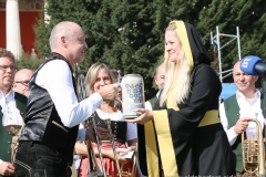 Dany Bonvin und Viktoria Ostler, Wiesn Platzkonzert mit allen Wiesnkapellen unter der Bavaria am Oktoberfest in München 2018