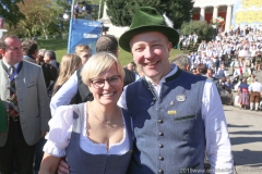 Petra und Christian Winklhofer, Platzkonzert der Wiesnkapellen bei Kaiserwetter unter der Bavaria auf der Theresienwiese in München 2019