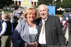 Margot Steinberg (li.), Platzkonzert der Wiesnkapellen bei Kaiserwetter unter der Bavaria auf der Theresienwiese in München 2019