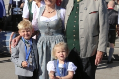 Janina, Christl, Thomas, Toni Roiderer (von li. nach re.), Platzkonzert der Wiesnkapellen bei Kaiserwetter unter der Bavaria auf der Theresienwiese in München 2019