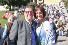 Bernhard Klier und Sybille Steininger, Platzkonzert der Wiesnkapellen bei Kaiserwetter unter der Bavaria auf der Theresienwiese in München 2019