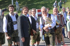Winfried Frey  (2. von li.) und die Hinterberger Musikanten, Platzkonzert der Wiesnkapellen bei Kaiserwetter unter der Bavaria auf der Theresienwiese in München 2019