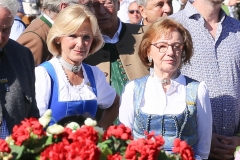Josefa Inselkammer und Anneliese Haberl (re.), Platzkonzert der Wiesnkapellen bei Kaiserwetter unter der Bavaria auf der Theresienwiese in München 2019