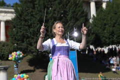 Stephanie Kuffler, Platzkonzert der Wiesnkapellen bei Kaiserwetter unter der Bavaria auf der Theresienwiese in München 2019