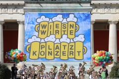 Platzkonzert der Wiesnkapellen bei Kaiserwetter unter der Bavaria auf der Theresienwiese in München 2019