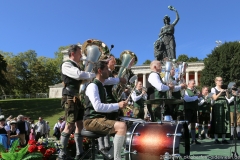 Platzkonzert der Wiesnkapellen bei Kaiserwetter unter der Bavaria auf der Theresienwiese in München 2019