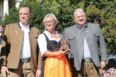 Peter Inselkammer, Sabine Schulz-Hammerl, Christian Schottenhamel (von li. nach re.), Platzkonzert der Wiesnkapellen bei Kaiserwetter unter der Bavaria auf der Theresienwiese in München 2019