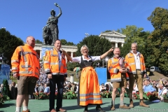 Sabine Schulz-Hammerl, Platzkonzert der Wiesnkapellen bei Kaiserwetter unter der Bavaria auf der Theresienwiese in München 2019