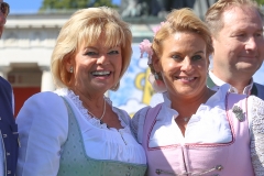 Margot Steinberg und Silja Schrank-Steinberg (re.), Platzkonzert der Wiesnkapellen bei Kaiserwetter unter der Bavaria auf der Theresienwiese in München 2019