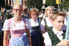 Platzkonzert der Wiesnkapellen bei Kaiserwetter unter der Bavaria auf der Theresienwiese in München 2019