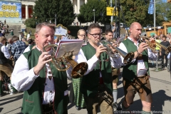 Platzkonzert der Wiesnkapellen bei Kaiserwetter unter der Bavaria auf der Theresienwiese in München 2019