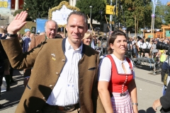 Peter und Katharina Inselkammer, Platzkonzert der Wiesnkapellen bei Kaiserwetter unter der Bavaria auf der Theresienwiese in München 2019