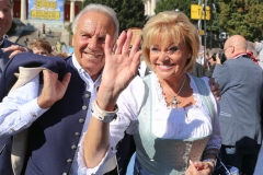 Günter und Margot Steinberg, Platzkonzert der Wiesnkapellen bei Kaiserwetter unter der Bavaria auf der Theresienwiese in München 2019