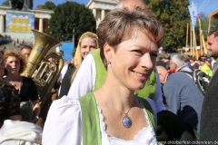 Irmgard Möller, Platzkonzert der Wiesnkapellen bei Kaiserwetter unter der Bavaria auf der Theresienwiese in München 2019