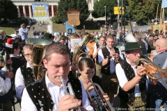 Platzkonzert der Wiesnkapellen bei Kaiserwetter unter der Bavaria auf der Theresienwiese in München 2019