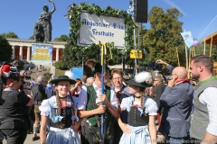 Platzkonzert der Wiesnkapellen bei Kaiserwetter unter der Bavaria auf der Theresienwiese in München 2019