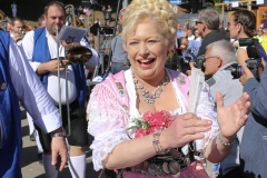 Platzkonzert der Wiesnkapellen bei Kaiserwetter unter der Bavaria auf der Theresienwiese in München 2019