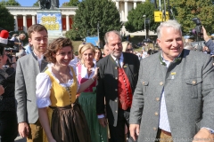 Michael Schottenhamel (2. von re.), Christian Schottenhamel (re.), Platzkonzert der Wiesnkapellen bei Kaiserwetter unter der Bavaria auf der Theresienwiese in München 2019