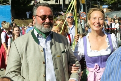 Stephan und Stephanie Kuffler, Platzkonzert der Wiesnkapellen bei Kaiserwetter unter der Bavaria auf der Theresienwiese in München 2019