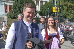 Stephanie Spendler (re.), Platzkonzert der Wiesnkapellen bei Kaiserwetter unter der Bavaria auf der Theresienwiese in München 2019
