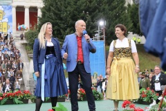 Johanna Schottenhamel, Michael Herles,  Katharine Inselkammer (von li. nach re.), Platzkonzert der Wiesnwirte unter der Bavaria auf der Theresienwiese in München 2022
