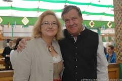 Yvonne Heckl und Norbert Lange, Präsentation Wiesnkrug im Armbrustschützenzelt auf der Theresienwiese in München 2019