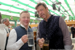 Christian Winklhofer und  Peter Reichert (re.), Präsentation Wiesnkrug im Armbrustschützenzelt auf der Theresienwiese in München 2019