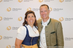 Katharina und Peter Inselkammer, Präsentation Wiesnkrug im Armbrust Schützenzelt auf der Theresienwiese in München 2023