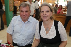 Lorenz und Christine Stiftl, Präsentation Wiesnkrug im Armbrust Schützenzelt auf der Theresienwiese in München 2023