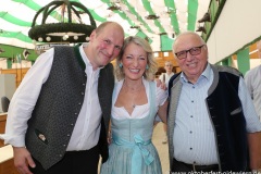 Thomas Roiderer, Monika Gruber, Toni Roiderer (von li. nach re.), Präsentation Wiesnkrug im Armbrust Schützenzelt auf der Theresienwiese in München 2023