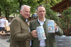 Christian Schottenhamel und Peter Inselkammer (re.), Wiesnwirte präsentieren den Wirtekrug am Nockherberg in München 2023