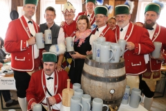 IStammtisch der Schäffler in der Schönheitskönigin auf der Oidn Wiesn am Oktoberfest in München 2018