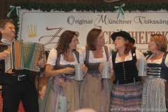 Bernhard Gruber, Angela Ascher, Ilse Aigner, Luise Kinseher, Gitti Walbrun (von li. nach re.), 1. Tag in der Schönheitskönigin auf der Oidn Wiesn am Oktoberfest in München 2018