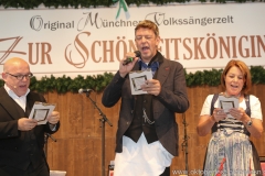 Jürgen Kirner, Peter Reichert, Gitti Walbrun (von li. nach re.), 1. Tag in der Schönheitskönigin auf der Oidn Wiesn am Oktoberfest in München 2018