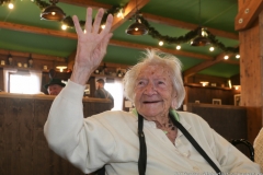 Martha Wiesenmayer, mit 104 Jahren wohl die die älteste Wiesnbesucherin, Tag 11  im Volkssängerzelt zur Schönheitskönigin auf der Oidn Wiesn in München 2019