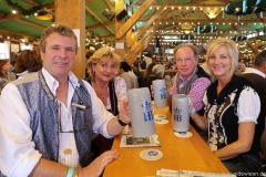 Karl Auberger (li.), Tag  14 in Volkssängerzelt zur Schönheitskönigin auf der Oidn Wiesn in München 2019